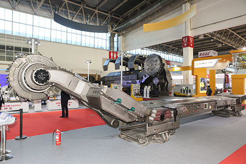 創(chuàng)力集團(tuán)薄煤層大功率1200采煤機(jī)耀世而出(圖1) 創(chuàng)力集團(tuán)薄煤層大功率1200采煤機(jī)耀世而出(圖1)