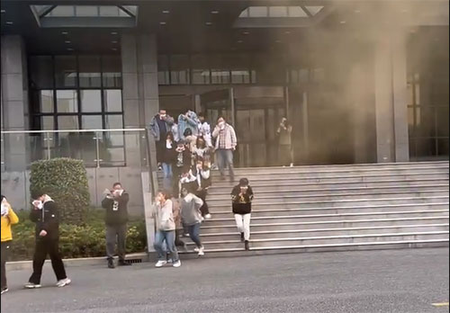 圖片1.jpg 開(kāi)展應(yīng)急演練? 強(qiáng)化應(yīng)急安全處置能力——上海創(chuàng)力集團(tuán)開(kāi)展消防演習(xí)活動(dòng)(圖1)