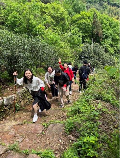圖片2.jpg 【登山望湖 走進(jìn)春天】上海創(chuàng)力集團(tuán)開展2024年山野徒步活動(圖3)