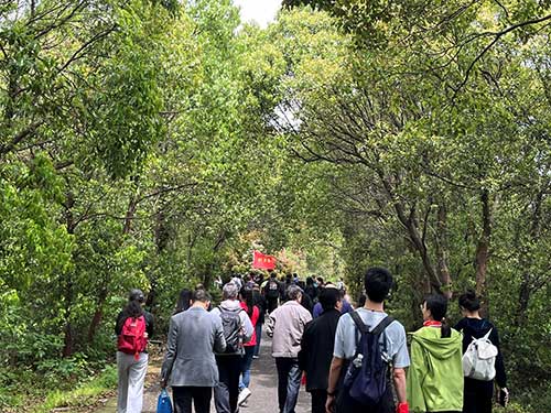 圖片5.jpg 【登山望湖 走進(jìn)春天】上海創(chuàng)力集團(tuán)開展2024年山野徒步活動(圖4)