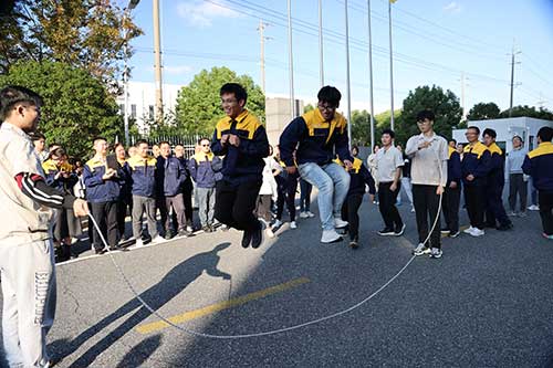 跳長繩.jpg 秋韻飛揚 活力綻放 | 上海創(chuàng)力集團秋季運動會取得圓滿成功(圖6)