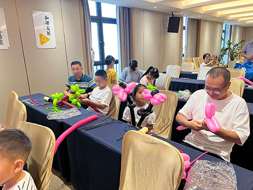 過程3.jpg 【月滿華誕 匠心傳情】創(chuàng)力集團(tuán)舉辦“團(tuán)圓慶華誕”親子活動?(圖4)