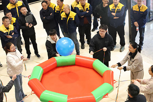 眾星捧月2.jpg 躍動(dòng)創(chuàng)力 智勝未來(lái) | 創(chuàng)力集團(tuán)2025年主題運(yùn)動(dòng)會(huì)圓滿落幕(圖15)