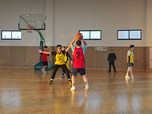 籃球.jpg 躍動(dòng)創(chuàng)力 智勝未來(lái) | 創(chuàng)力集團(tuán)2025年主題運(yùn)動(dòng)會(huì)圓滿落幕(圖3)